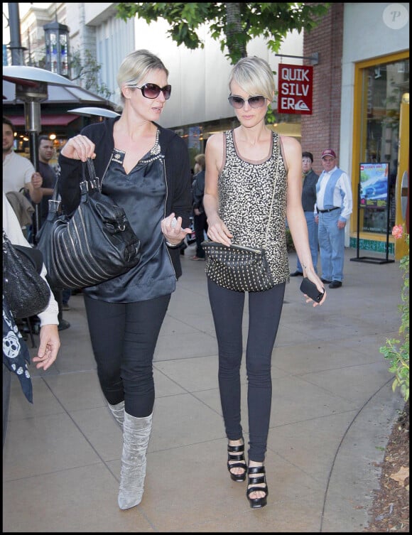 Laeticia Hallyday et Luana Belmondo - Shopping au Grive Center, à Los Angeles, le 19 décembre 2009.