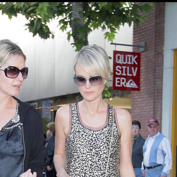 Laeticia Hallyday et Luana Belmondo - Shopping au Grive Center, à Los Angeles, le 19 décembre 2009.