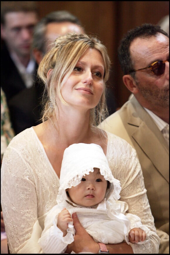 Exclusif - Luana Belmondo et Jean Reno lors du baptême de Jade Hallyday célébré à Marnes-la-Coquette le 18 juin 2005. ©ANGELI-RINDOFF / BESTIMAGE