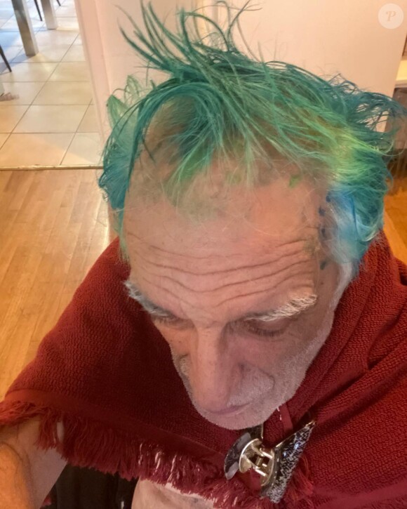 Gérard Darmon se teint les cheveux en bleu/vert sur Instagram, le 19 mars 2020.