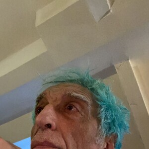 Gérard Darmon se teint les cheveux en bleu, le 19 mars 2020 sur Instagram.