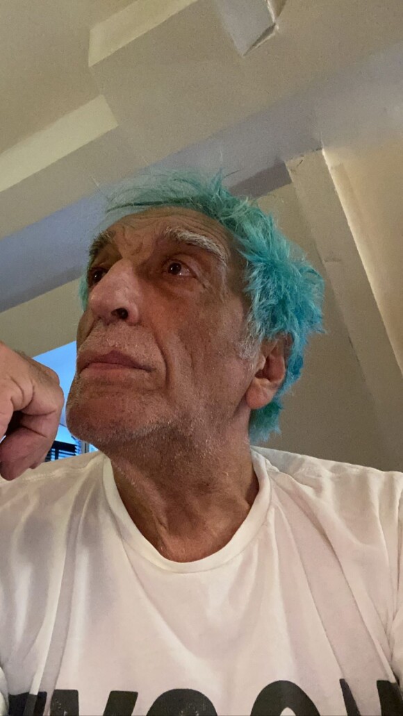 Gérard Darmon se teint les cheveux en bleu, le 19 mars 2020 sur Instagram.