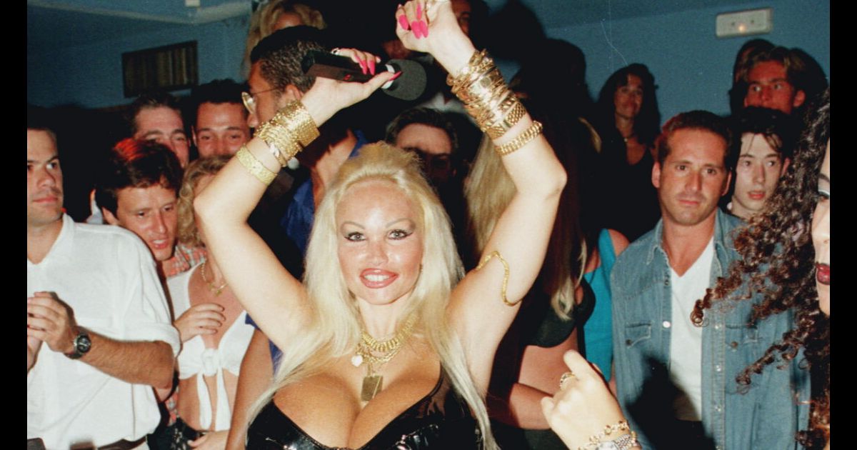 Films Et Séries Tv Avec Lolo Ferrari Lolo Ferrari à la Villa de Saint-Tropez. Le 4 août 1997. - Purepeople