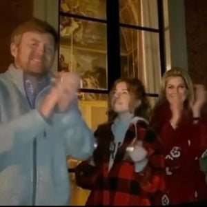 Le roi Willem-Alexander des Pays-Bas, la reine Maxima et leurs filles la princesse Alexia, la princesse Ariane et la princesse héritière Catharina-Amalia ont fait du bruit au balcon du palais Huis ten Bosch à La Haye le 16 mars 2020 pour rendre hommage au personnel soignant dans son combat contre le coronavirus.