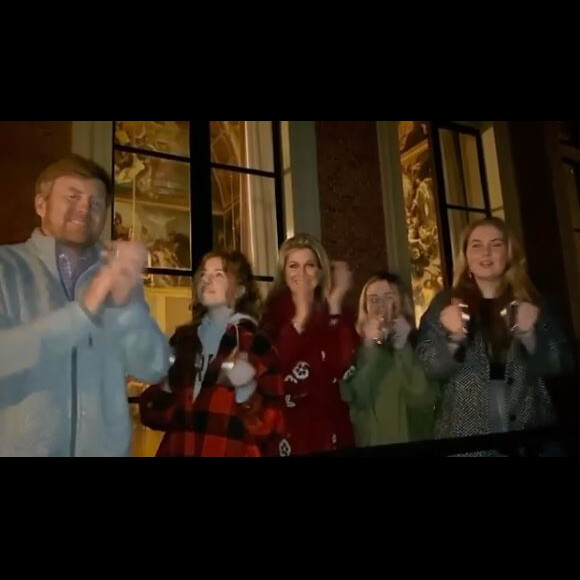 Le roi Willem-Alexander des Pays-Bas, la reine Maxima et leurs filles la princesse Alexia, la princesse Ariane et la princesse héritière Catharina-Amalia ont fait du bruit au balcon du palais Huis ten Bosch à La Haye le 16 mars 2020 pour rendre hommage au personnel soignant dans son combat contre le coronavirus.