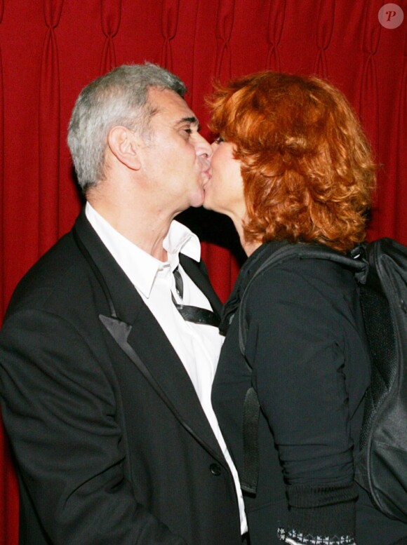 Véronique Genest et son mari Meyer Boukobza - Générale de la pièce "Quand l'amour s'emmêle" d'Anne Marie Etienne au théâtre du Palais Royal. Le 1er septembre 2004.