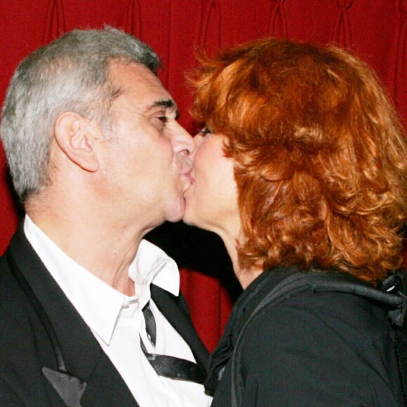 Véronique Genest et son mari Meyer Boukobza - Générale de la pièce "Quand l'amour s'emmêle" d'Anne Marie Etienne au théâtre du Palais Royal. Le 1er septembre 2004.