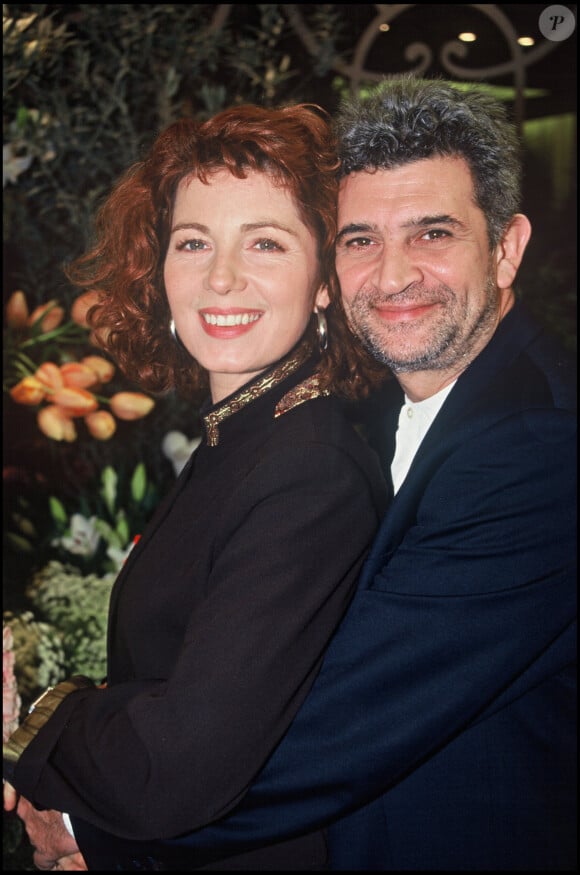 Archives - Véronique Genest et son mari, marraine de la boutique "Fleurs de Paris". Le 25 novembre 1994.