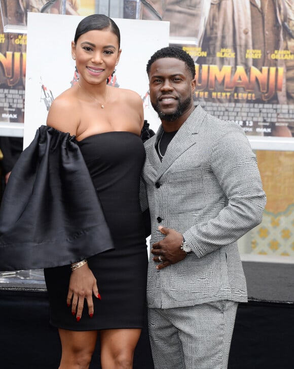 Kevin Hart et sa femme Eniko Parrish - Kevin Hart laisse ses empreintes sur le ciment lors d'une cérémonie au Chinese Theatre à Hollywood, Los Angeles le 10 décembre 2019.