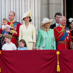 Le prince William, duc de Cambridge, et Catherine (Kate) Middleton, duchesse de Cambridge, le prince George de Cambridge, la princesse Charlotte de Cambridge, le prince Louis de Cambridge, Camilla Parker Bowles, duchesse de Cornouailles, le prince Charles, prince de Galles, la reine Elisabeth II d'Angleterre, le prince Andrew, duc d'York, le prince Harry, duc de Sussex, et Meghan Markle, duchesse de Sussex, la princesse Beatrice d'York, la princesse Eugenie d'York, la princesse Anne - La famille royale au balcon du palais de Buckingham lors de la parade Trooping the Colour 2019, célébrant le 93ème anniversaire de la reine Elisabeth II, Londres, le 8 juin 2019.