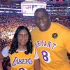 Magic Johnson et son épouse Cookie rendent hommage à Kobe Bryant au Staples Center, à Los Angeles. Février 2020.
