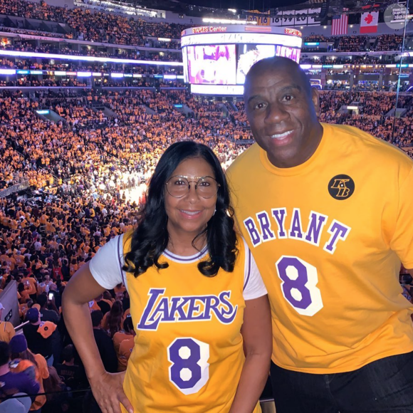 Magic Johnson et son épouse Cookie rendent hommage à Kobe Bryant au Staples Center, à Los Angeles. Février 2020.