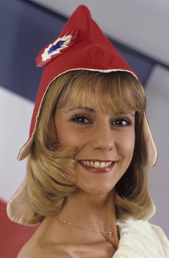 Archives - En France, à Paris, rendez-vous avec la chanteuse Dorothée, posant drapée dans un drapeau français et coiffée d'un bonnet phrygien. Juin 1984 © Michel Ristroph via Bestimage