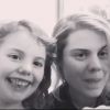 Coeur de Pirate joue du piano pour sa fille Romy et chante avec elle. Instagram le 24 février 2019.