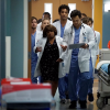 Coronavirus - La série "Grey's Anatomy" a annoncé qu'elle faisait don de robes médicales et de gants aux hôpitaux.
