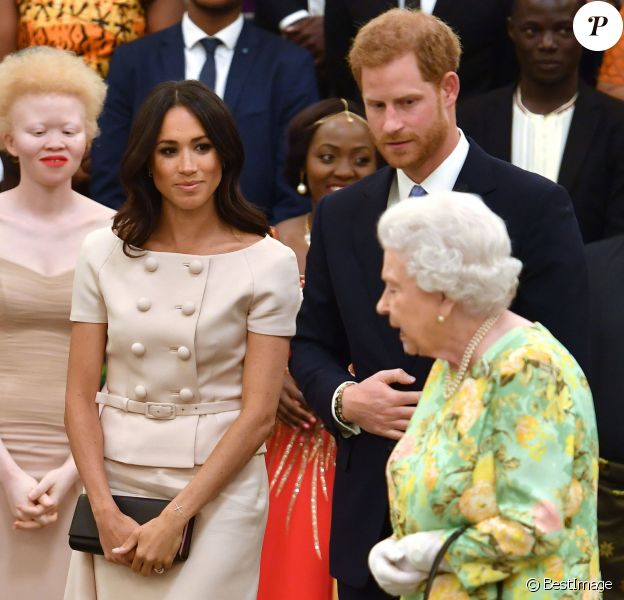 Le prince Harry, duc de Sussex, Meghan Markle, duchesse de Sussex, la reine Elisabeth II d'Angleterre à la cérémonie "Queen's Young Leaders Awards" au palais de Buckingham à Londres le 26 juin 2018.