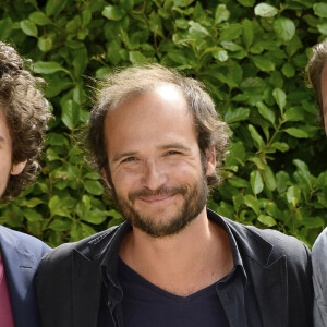 Vincent Lacoste, Thomas Lilti et Reda Kateb posant au photocall du film "Hippocrate" lors 7e Festival du Film Francophone d'Angoulême, à Angoulême, le 23 août 2014.