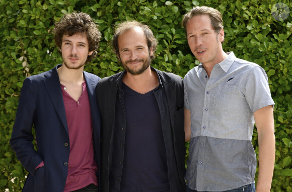 Vincent Lacoste, Thomas Lilti et Reda Kateb posant au photocall du film "Hippocrate" lors 7e Festival du Film Francophone d'Angoulême, à Angoulême, le 23 août 2014.