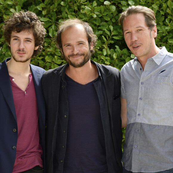 Vincent Lacoste, Thomas Lilti et Reda Kateb posant au photocall du film "Hippocrate" lors 7e Festival du Film Francophone d'Angoulême, à Angoulême, le 23 août 2014.