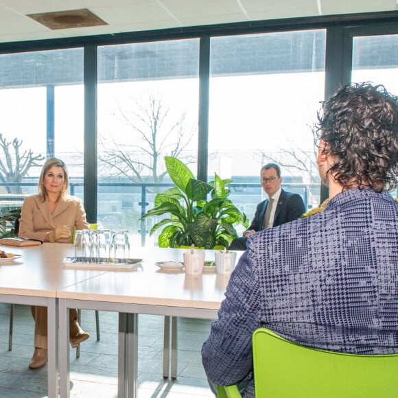 La reine Maxima des Pays-Bas en visite sur une exploitation horticole à Honselersdijk le 27 mars 2020, en pleine crise du coronavirus.