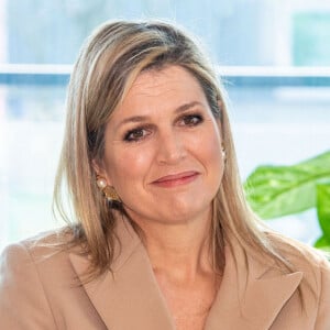 La reine Maxima des Pays-Bas en visite sur une exploitation horticole à Honselersdijk le 27 mars 2020, en pleine crise du coronavirus.