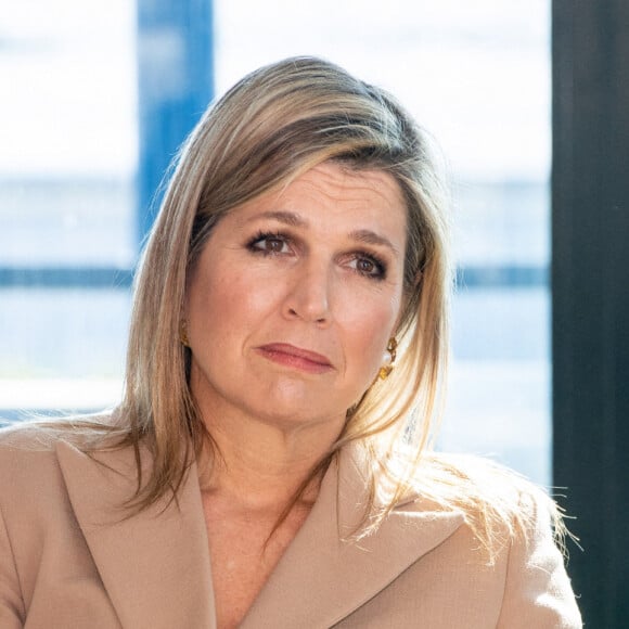 La reine Maxima des Pays-Bas en visite sur une exploitation horticole à Honselersdijk le 27 mars 2020, en pleine crise du coronavirus.