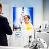Le roi Willem Alexander des Pays-Bas en visite au centre d'appel 24/24 qui traite au ministère des Affaires étrangères les demandes de Néerlandais bloqués à l'étranger pendant l'épidémie de Coronavirus (COVID-19), le 26 mars 2020 à La Haye.