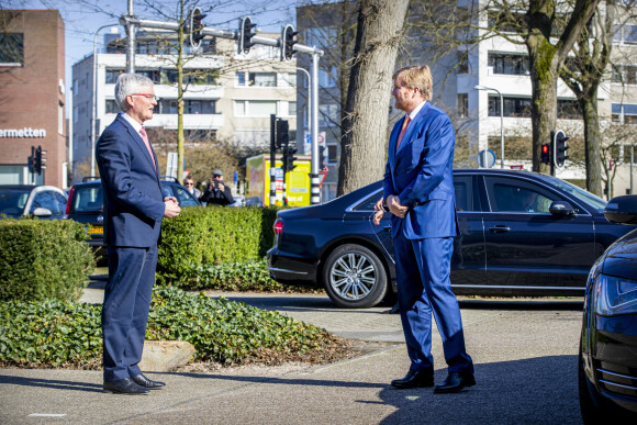 Le roi Willem-Alexander des Pays-Bas le 24 mars 2020 lors d'une visite de travail au GGD de Tilburg, qui a diagnostiqué la première infection de l'épidémie de Coronavirus (Covid-19) aux Pays-Bas le 27 février.
