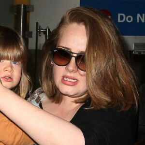 La chanteuse Adele et son fils Angelo Konecki arrivent à l'aéroport LAX de Los Angeles le 3 janvier 2015.