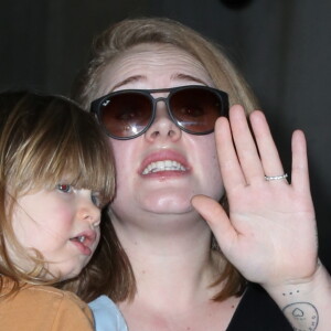 La chanteuse Adele et son fils Angelo Konecki arrivent à l'aéroport LAX de Los Angeles le 3 janvier 2015.