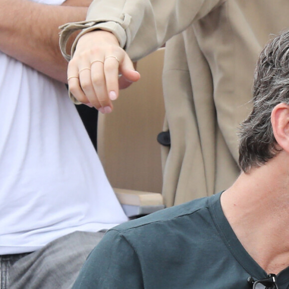 Exclusif - Karin Viard et Manuel Herrero - Célébrités dans les tribunes des internationaux de France de tennis de Roland Garros à Paris, France, le 9 juin 2019. © Jacovides-Moreau/Bestimage