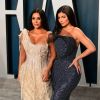 Kylie Jenner et Kim Kardashian lors de la 92e cérémonie des Oscars, le 9 février 2020 au Dolby Theatre de Los Angeles.