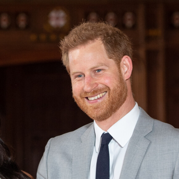 Le prince Harry et Meghan Markle, duc et duchesse de Sussex, présentent leur fils Archie dans le hall St George au château de Windsor le 8 mai 2019.