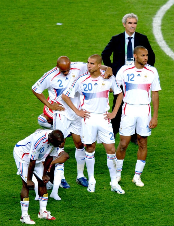 Claude Makelele, Jean-Alain Boumsong, David Trezeguet, Thierry Henry et Raymond Domenech, sélectionneur de l'équipe de France, lors de la finale de la Coupe du monde de football Italie - France. Berlin, le 10 juillet 2006.