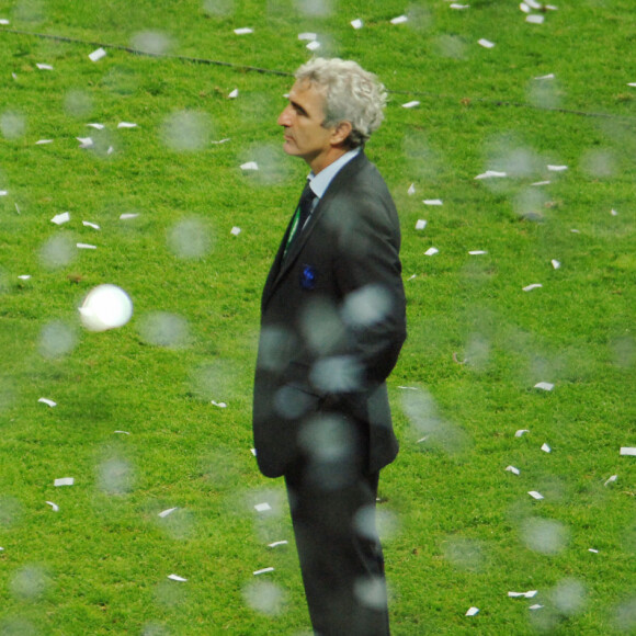 Raymond Domenech, sélectionneur de l'équipe de France, lors de la finale de la Coupe du monde de football Italie - France. Berlin, le 10 juillet 2006.