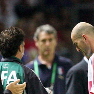 Raymond Domenech, sélectionneur de l'équipe de France, et son capitaine Zinédine Zidane lors de la finale de la Coupe du monde de football Italie - France. Berlin, le 10 juillet 2006.