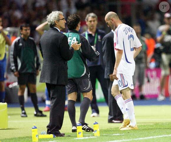 Raymond Domenech, sélectionneur de l'équipe de France, et son capitaine Zinédine Zidane lors de la finale de la Coupe du monde de football Italie - France. Berlin, le 10 juillet 2006.