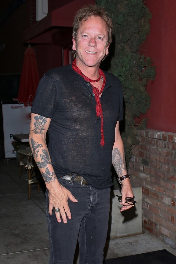 Exclusif - Kiefer Sutherland sort fumer à l'extérieur d'un restaurant où il dîne avec des amis à Hollywood le 5 septembre 2019.
