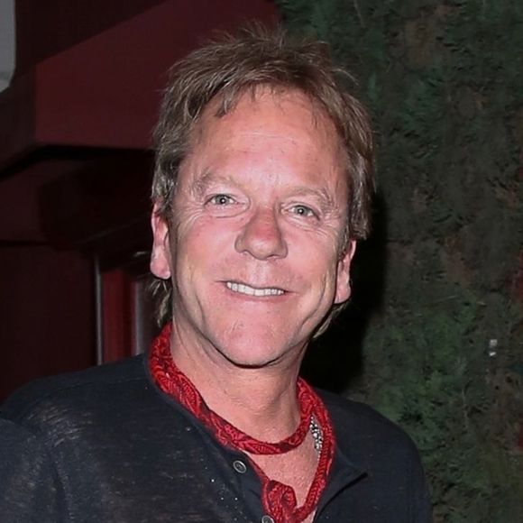 Exclusif - Kiefer Sutherland sort fumer à l'extérieur d'un restaurant où il dîne avec des amis à Hollywood le 5 septembre 2019.