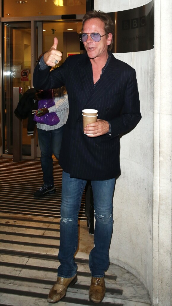 Kiefer Sutherland quitte la BBC Radio 2 avec ses musiciens à Londres le 1er aout 2019.