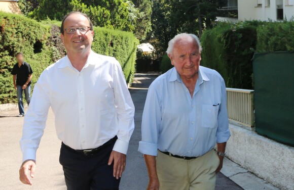 Exclusif - François Hollande et son père Georges Gustave dans sa résidence à Cannes. Le 13 août 2014 crédit Franz Chavaroche-Alain Brun Jacob / Nice Matin / Bestimage