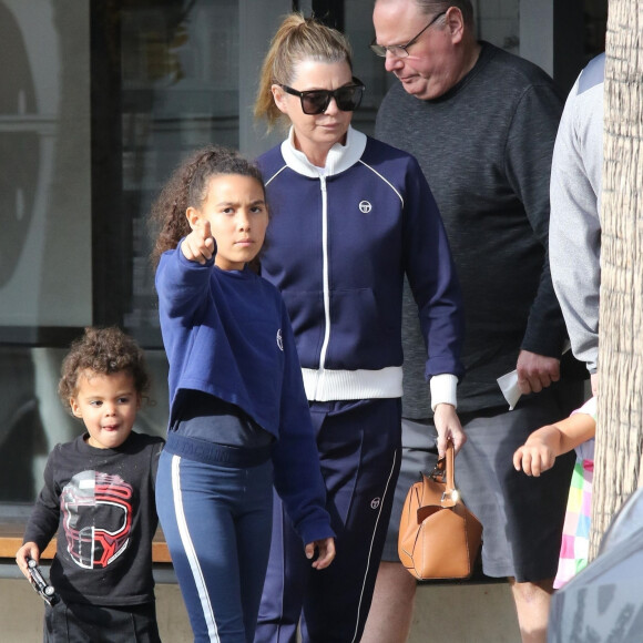 Exclusif - Ellen Pompeo et ses trois filles Sienna, Stella et Eli sortent de chez McConnells Ice Cream à Studio City, Los Angeles, Californie, Etats-Unis, le 2 janvier 2020.