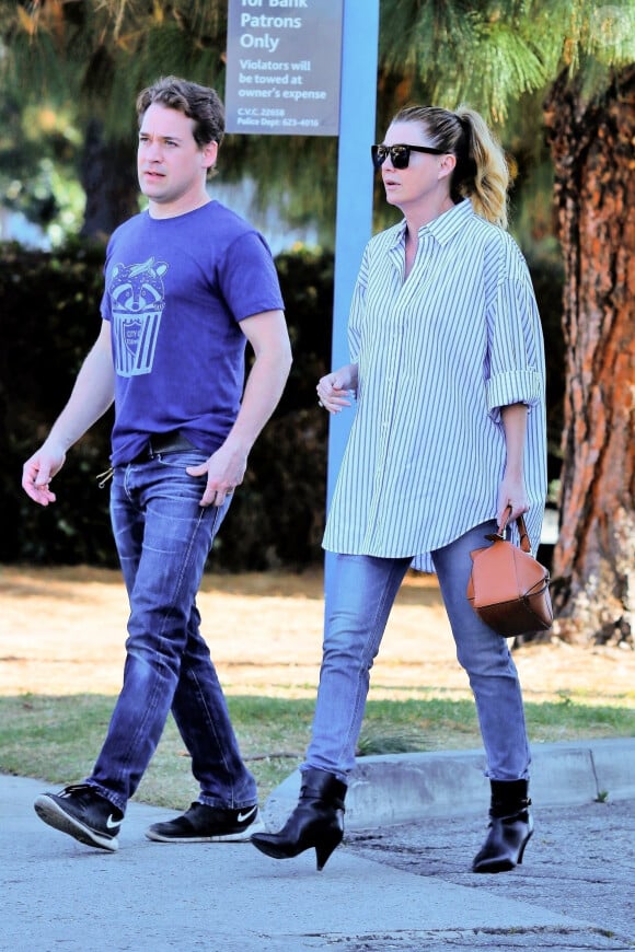 Ellen Pompeo et son ami T. R. Knight sont allés déjeuner chez Joan's à Studio City, Los Angeles, Californie, Etats-Unis, le 6 mars 2020.
