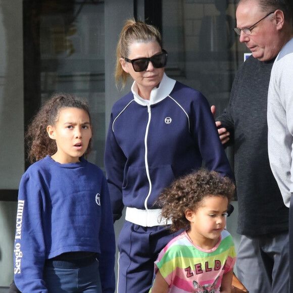 Exclusif - Ellen Pompeo et ses trois filles Sienna, Stella et Eli sortent de chez McConnells Ice Cream à Studio City, Los Angeles, Californie, Etats-Unis, le 2 janvier 2020.