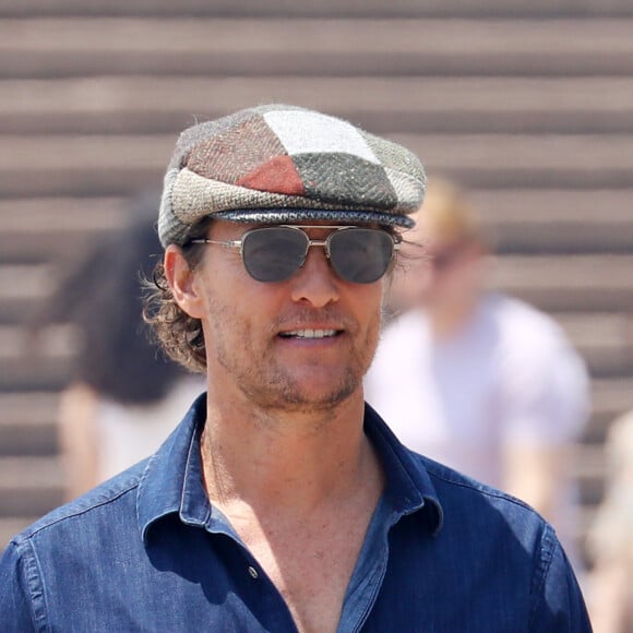 Exclusif - Matthew McConaughey et son fils Levi, 11 ans, se promènent à Sydney, le 19 novembre 2019.