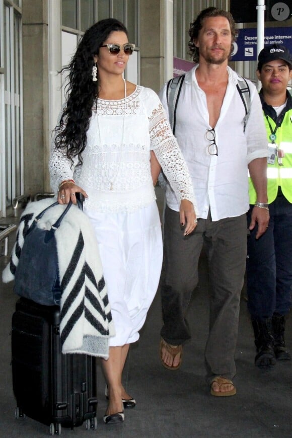Exclusif - Matthew McConaughey et sa femme Camila Alves arrivent à Rio de Janeiro au Brésil pour assister au mariage de leur amie, le 24 octobre 2017.