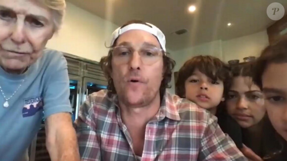 Matthew McConaughey, en compagnie de sa mère Kay, de sa femme et deux de leurs enfants, jouent au Bingo par visioconférence sur le site Zoom avec les pensionnaires d'une maison de retraite du Texas pendant le confinement dû au coronavirus. Los Angeles. Le 6 avril 2020.