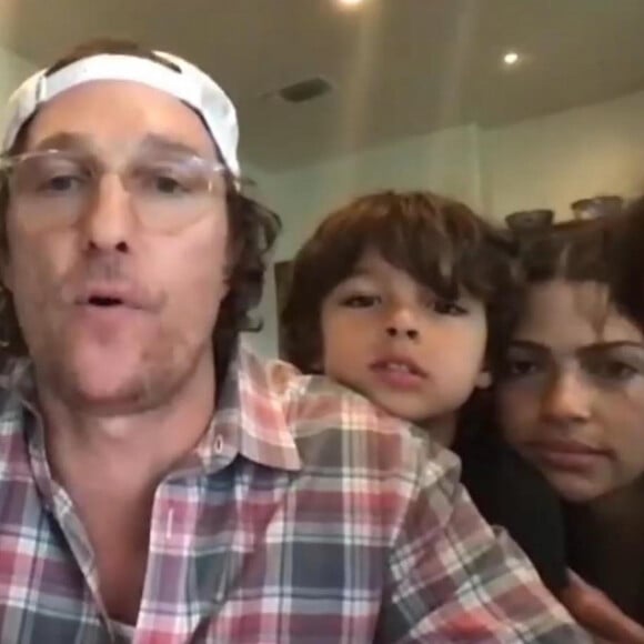 Matthew McConaughey, en compagnie de sa mère Kay, de sa femme et deux de leurs enfants, jouent au Bingo par visioconférence sur le site Zoom avec les pensionnaires d'une maison de retraite du Texas pendant le confinement dû au coronavirus. Los Angeles. Le 6 avril 2020.