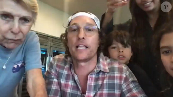 Matthew McConaughey, en compagnie de sa mère Kay, de sa femme et deux de leurs enfants, jouent au Bingo par visioconférence sur le site Zoom avec les pensionnaires d'une maison de retraite du Texas pendant le confinement dû au coronavirus. Los Angeles. Le 6 avril 2020.