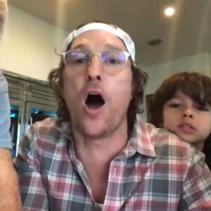 Matthew McConaughey, en compagnie de sa mère Kay, de sa femme et deux de leurs enfants, jouent au Bingo par visioconférence sur le site Zoom avec les pensionnaires d'une maison de retraite du Texas pendant le confinement dû au coronavirus. Los Angeles. Le 6 avril 2020.